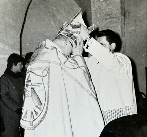 Biskupsko ređenje: biskup s mitrom polaže ruke na glavu Franje Šepera, koji je pognut u bijelom misnom ruhu.
