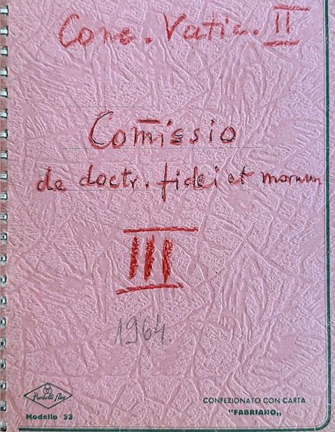 Ružičaste korice bilježnice s rukom ispisanim natpisom Conc. Vatic. II, Commissio de doctr. fidei et morum, III, 1964.