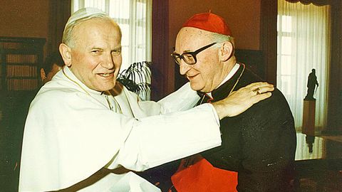 Papa Ivan Pavao II. i kardinal Šeper u srdačnom zagrljaju, obojica nasmijani.