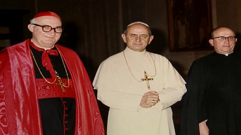 Kardinal Šeper u crvenom, papa Pavao VI. u bijelom i svećenik u crnom stoje jedan uz drugoga.