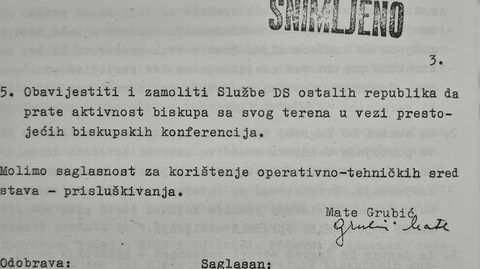 Strojopisni dokument službe državne sigurnosti s pečatom SNIMLJENO: traži se praćenje aktivnosti biskupa i odobrenje za prisluškivanje; potpisao Mate Grubić.