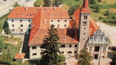 Zračni snimak samostana i crkve u Remetama: crveni krovovi, zvonik i barokno pročelje.