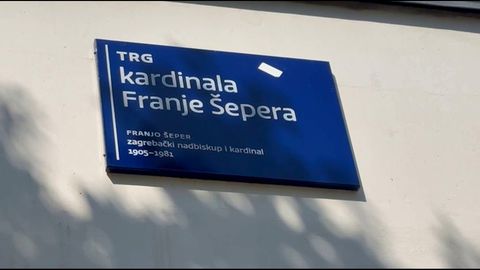 Plava ulična ploča: Trg kardinala Franje Šepera, Franjo Šeper, zagrebački nadbiskup i kardinal, 1905.–1981.
