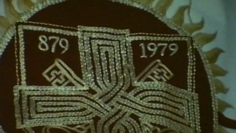 Vezeni znak s pleterom i godinama 879 i 1979.